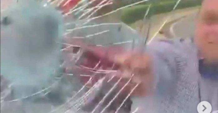 Video: Hombre rompe con un bastón cristal delantero de vehículo de un conductor