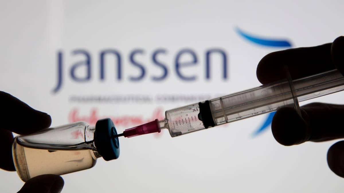 La EMA pide vigilar posible mielitis transversa con AstraZeneca y Janssen