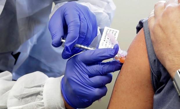 Menos del 1 % de los vacunados se contagia, según el ministro de Sanidad ruso