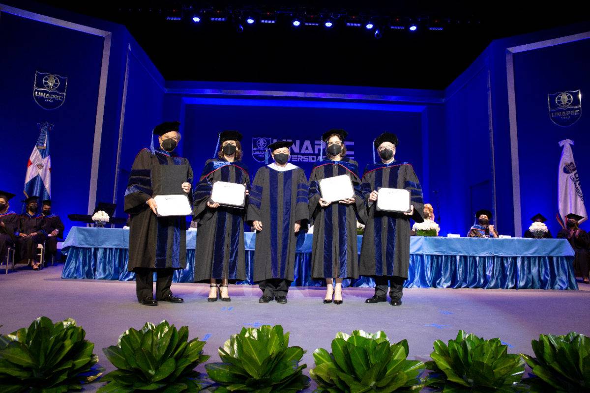 Universidad APEC otorga títulos Honoris Causa a Elena Viyella de Paliza y Manuel García Arévalo