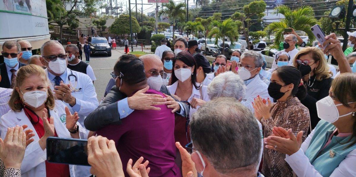 Exministro Salud Plutarco Arias recibido con algarabía en Santiago; dice dejó país con mejor control de covid-19