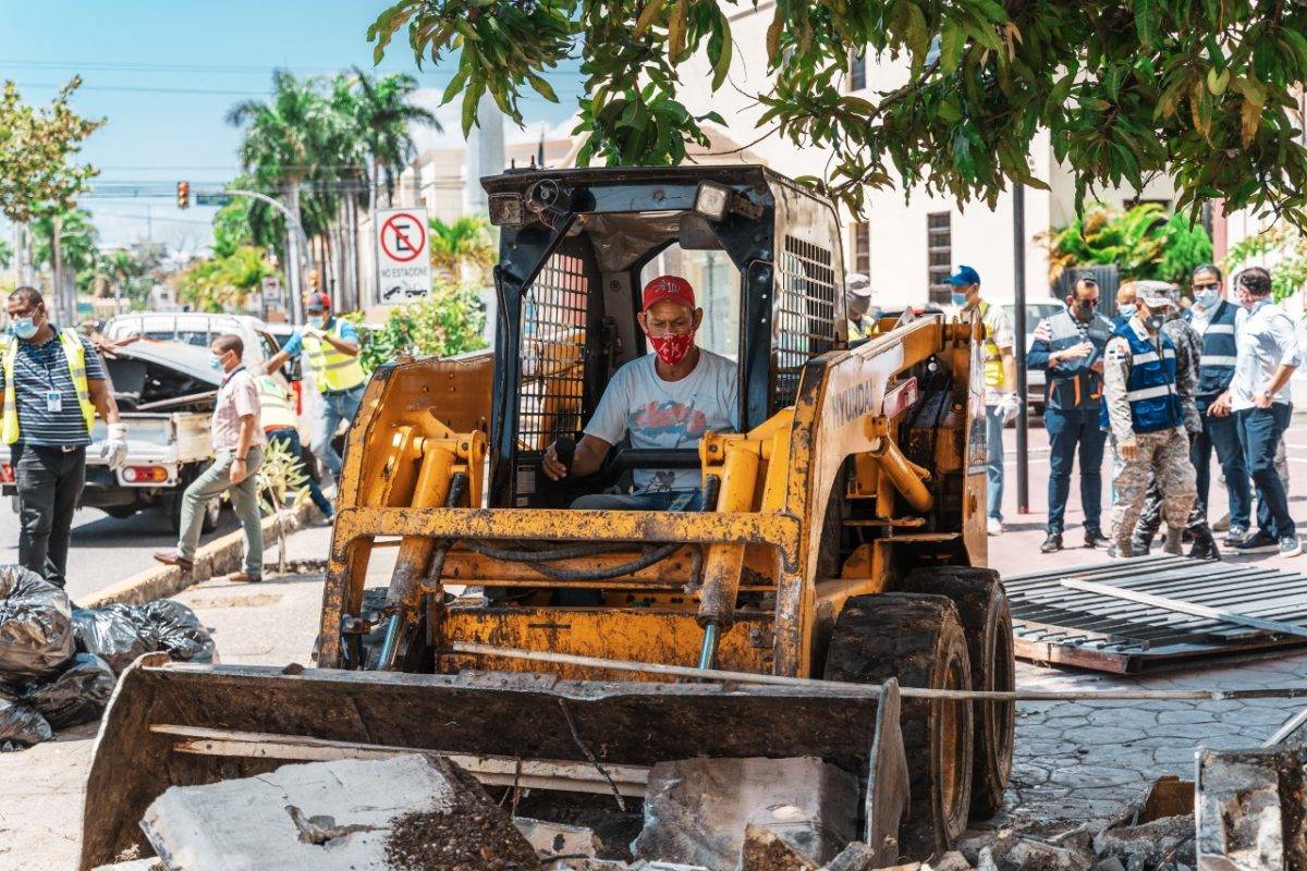 Video del Ayuntamiento derribando verja perimetral construida en forma ilegal San Carlos