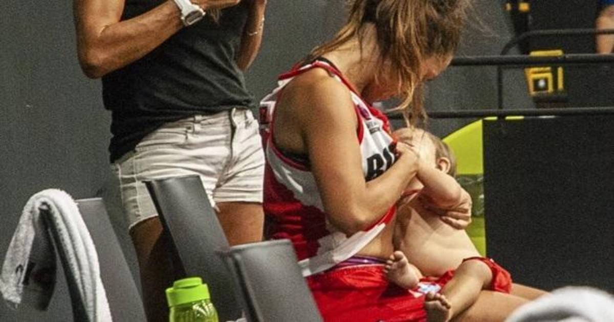 La foto viral de una jugadora de baloncesto amamantando a su bebé en un partido
