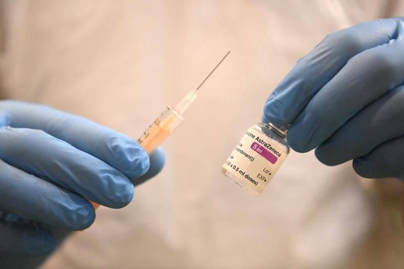 Regulador británico y AstraZeneca: no hay pruebas de que vacuna haga coágulos