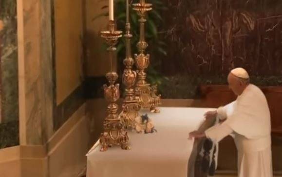 Video del papa haciendo un truco con un mantel en una ceremonia es un montaje