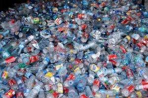 Plástico contamina “de forma desmedida”  las comunidades vulnerables, según la ONU