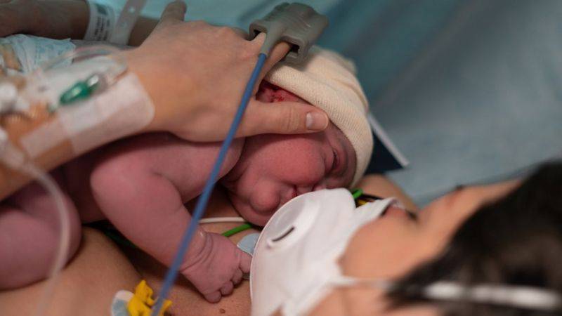 Bebés de madres con COVID pueden nacer antes y con bajo riesgo de infección