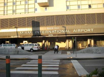 Riña entre al menos siete personas en aeropuerto de Miami deja un detenido