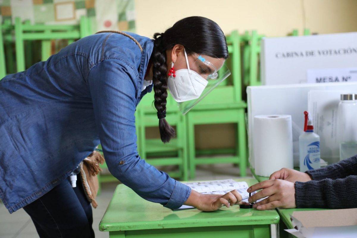 Numerosos retrasos en la apertura de mesas electorales en Perú