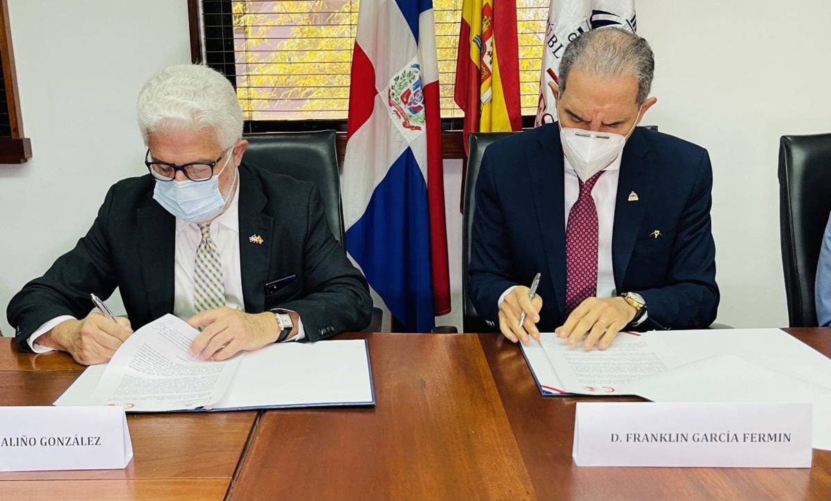 MESCYT y Cámara Oficial de Comercio de España firman acuerdo para facilitar inserción de becarios en el mercado laboral