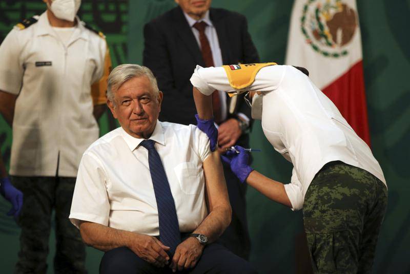 Presidente mexicano se aplica la vacuna de AstraZeneca