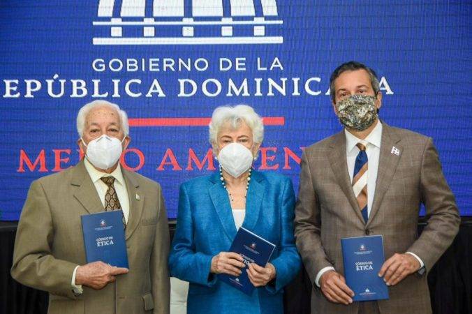 Presidente Academia de Ciencias Luis Scheker Ortiz Milagros Ortiz Bosch y el Ministros Orlando Jorge Mera