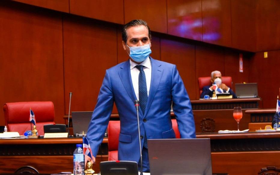 Senador Iván Silva denuncia ARS llevan ganancias exorbitantes y maltratan a médicos