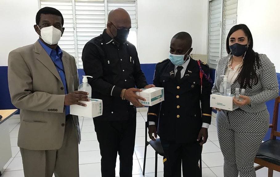 Consulado dominicano entrega kits de mascarillas y gel desinfectante a las autoridades de Méndez, Haití