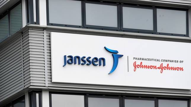 EMA encuentra “posible vínculo” de Janssen con los coágulos pero avala su uso