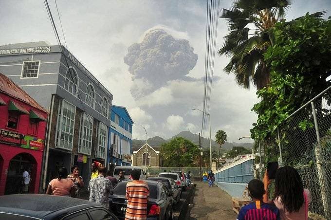Volcán en isla del Caribe lanza enorme cantidad de cenizas