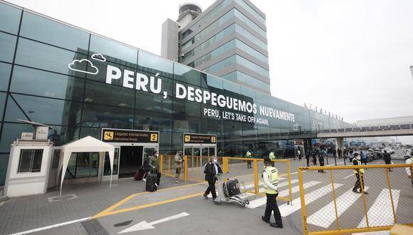 Perú amplía la suspensión de vuelos con Reino Unido, Sudáfrica y Brasil