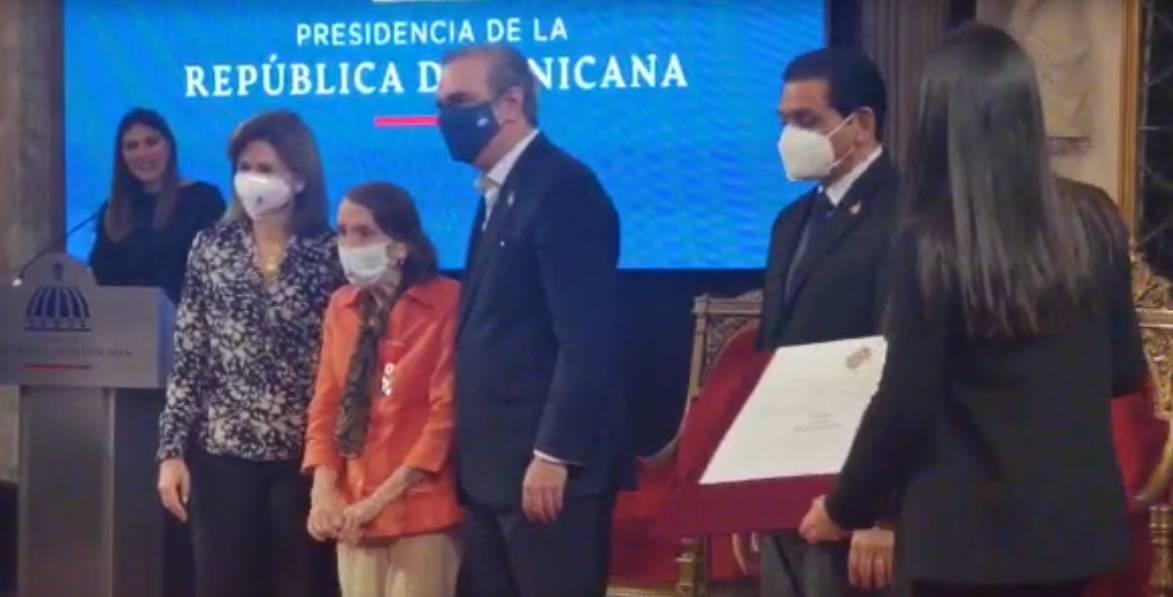 Abinader condecora a siete prominentes médicos dominicanos