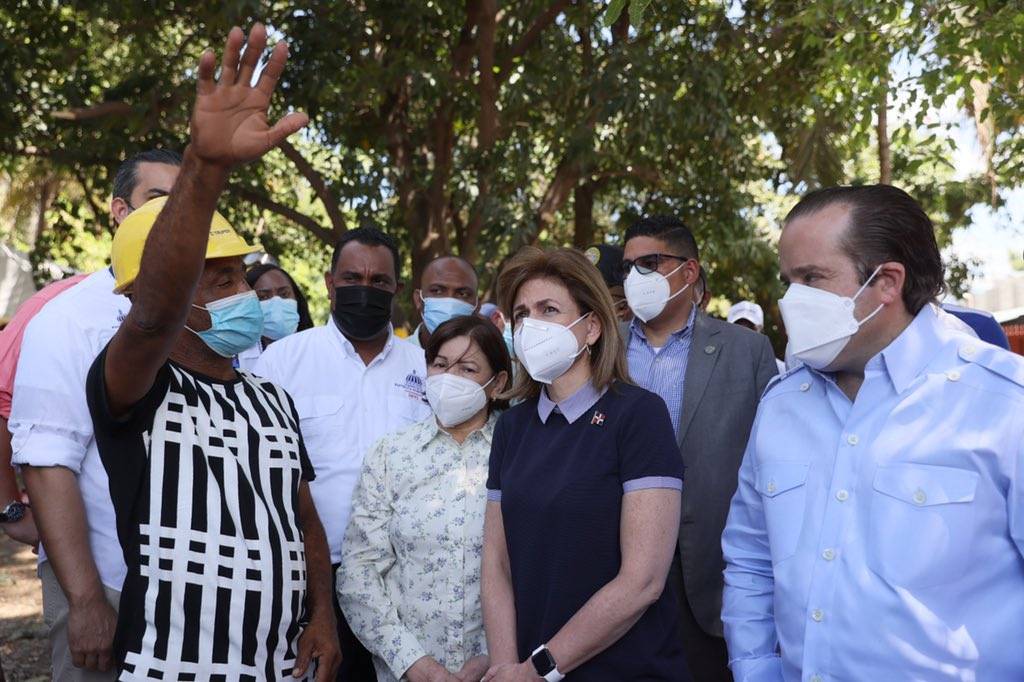 Vicepresidenta acude en ayuda a la familia que perdió a tres de sus miembros tras derrumbe en Baní