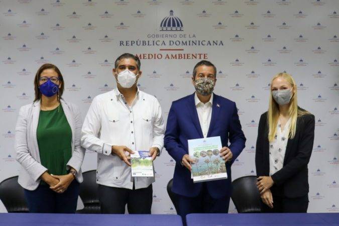 Mesa principal durante la publicacion presidida por el ministro Orlando Jorge Mera 1