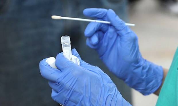 Testimonio: Mujer narra lleva días por hacerse prueba PCR en hospitales y no ha podido