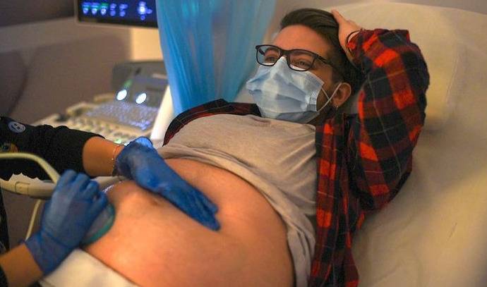 Nace bebé de primer hombre embarazado de España