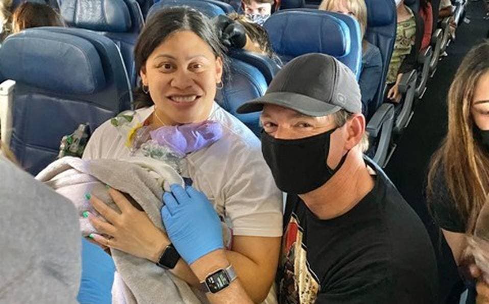 Enfermeras y un médico asisten un parto en un vuelo a Hawai