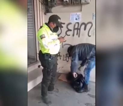 Video viral: Policía ecuatoriano dona sus botas en plena calle a un migrante colombiano