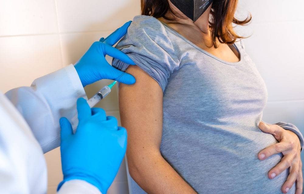 Salud Pública: Mujeres embarazadas y lactando pueden vacunarse contra COVID-19