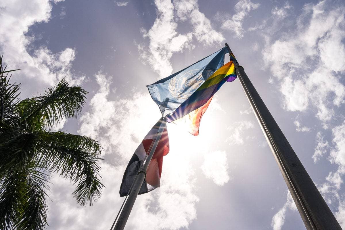 Ministerio de Economía, ONU y comunidad LGBTIQ+ izan la bandera del orgullo