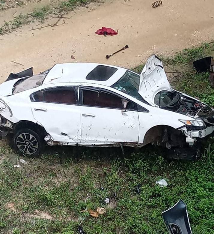 Tres heridos tras caer carro de un puente en La Romana