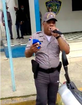 Policías predican el evangelio a ritmo bastante contagioso