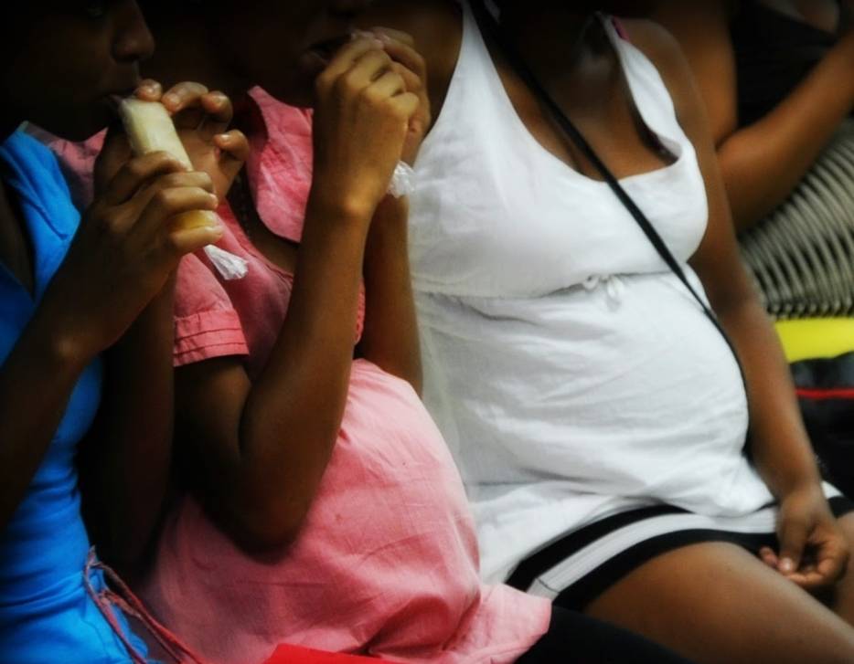 Embarazo adolescente resulta en una encrucijada económica para mujeres