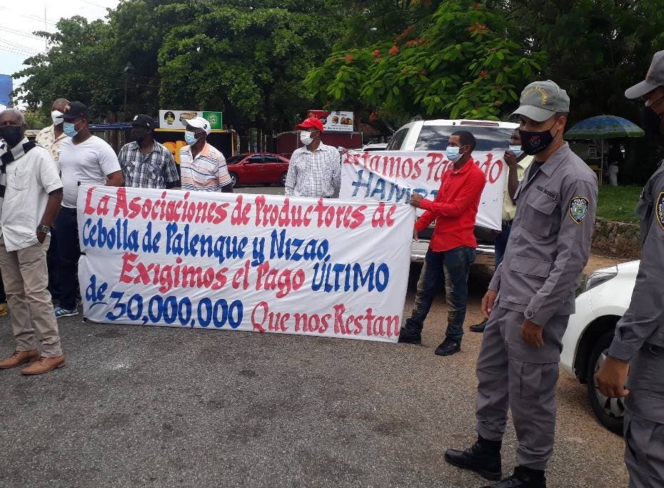 Productores cebolla  de Palenque y Baní montan piquete frente a sede Agricultura