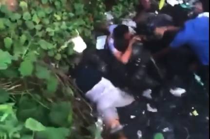 Mire cómo civiles y policías se van a los puños dentro de una cañada