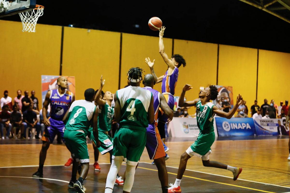 Calero se impone a Pueblo Nuevo inicio serie final basket superior de Santo Domingo Este