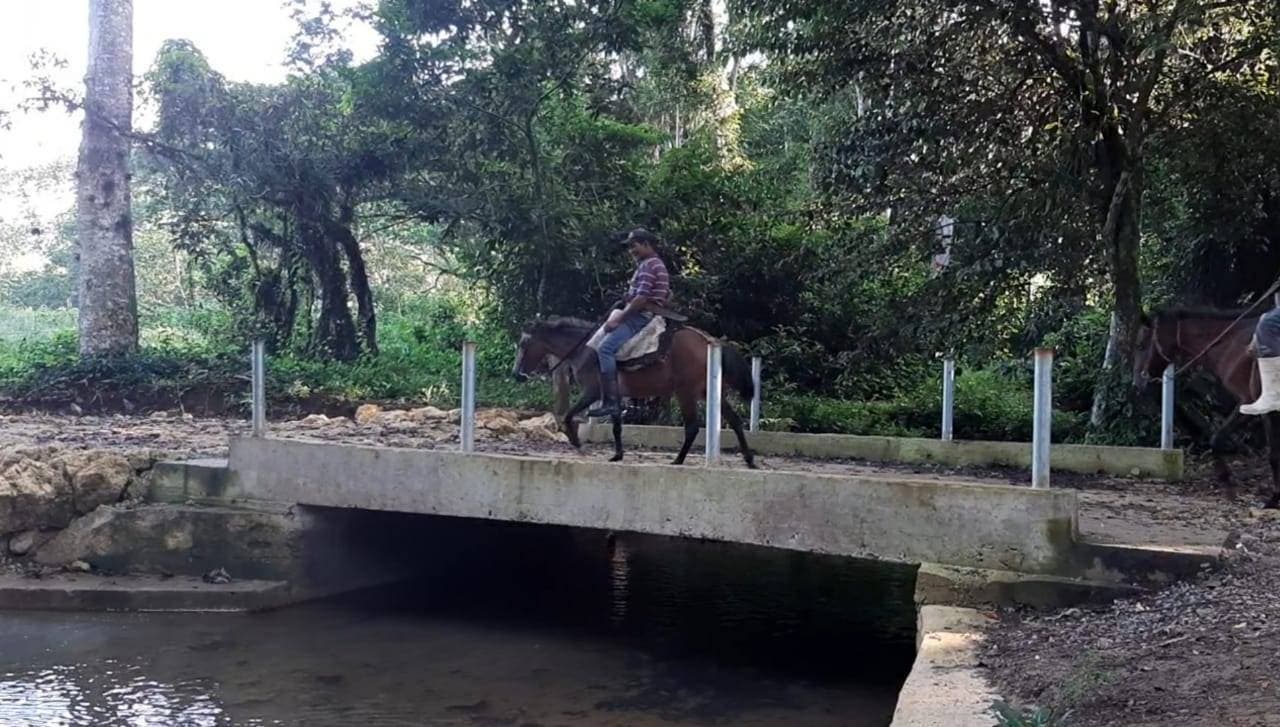 Cientos de productores de benefician de puente construido por Alcaldía sobre Río Sabana en Bayaguana