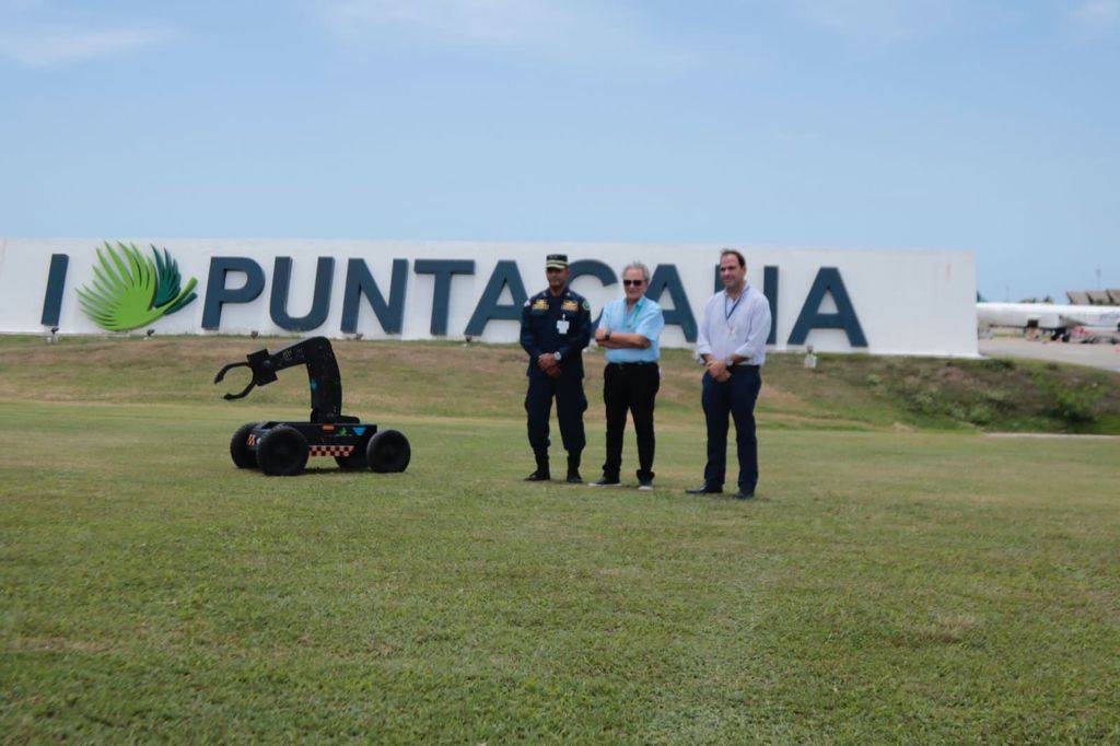 CESAC realiza simulacro de detección de explosivos utilizando un robot en aeropuerto de Punta Cana