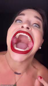 Esta mujer rompió el récord de la boca más grande del mundo con casi tres pulgadas