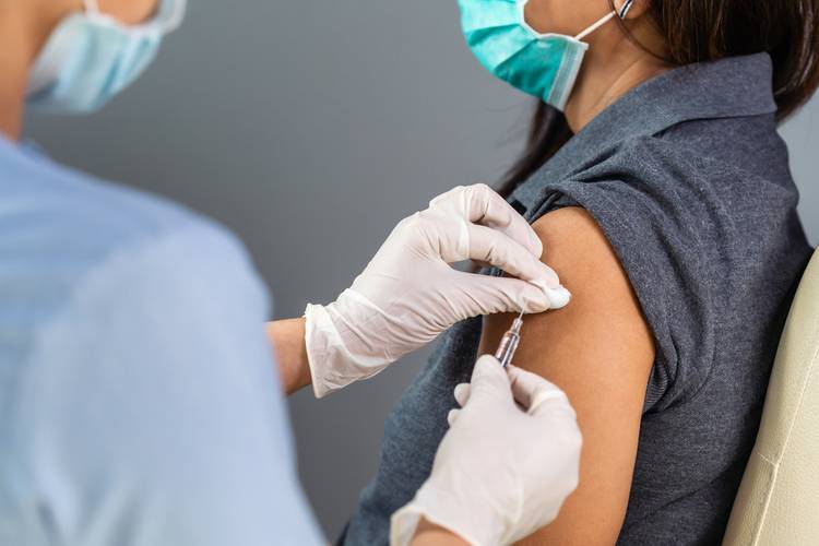Estudio: Vacunados con Pfizer tienen diez veces más anticuerpos contra covid que los inoculados con Sinovac