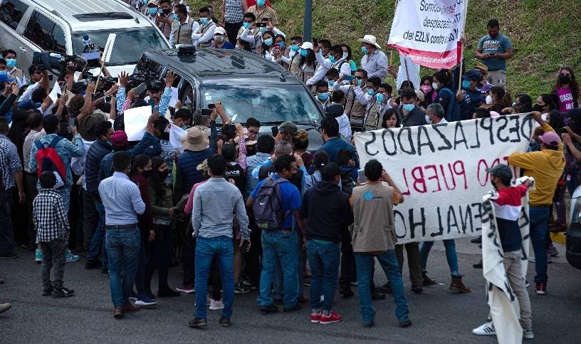 Más de un centenar de personas impide paso López Obrador