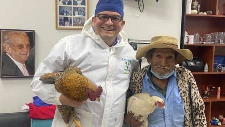 Viral: Un hombre de 80 años paga una operación con dos gallinas