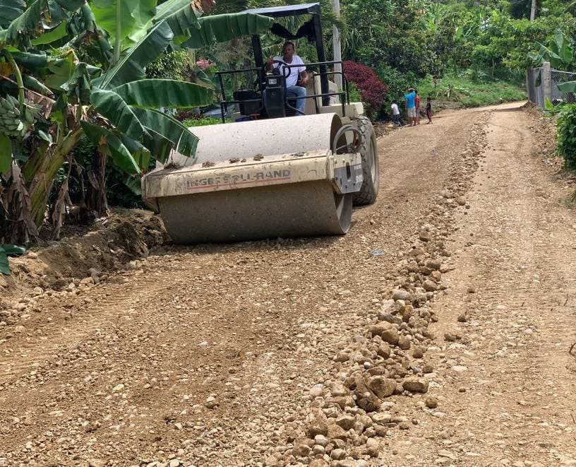 Albadom rehabilita carretera en Espaillat