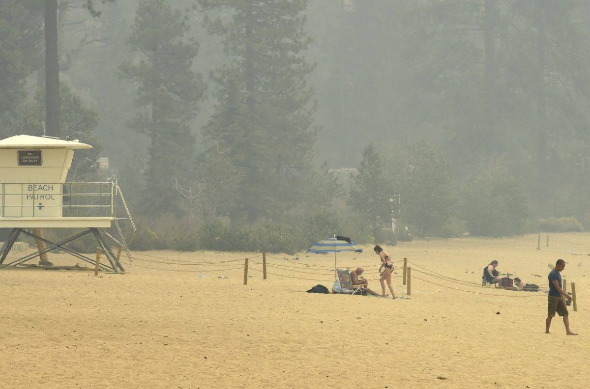 Altas temperaturas y viento complican fuego California