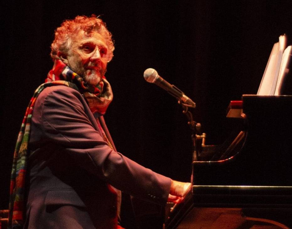 Fito Páez conquista al público con su voz y su piano