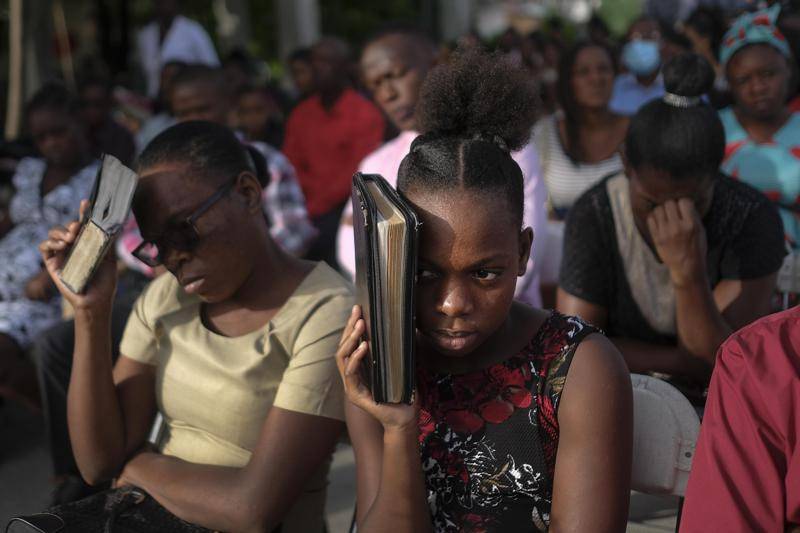 Haitianos regresan a las iglesias; pandillas ofrecen ayuda