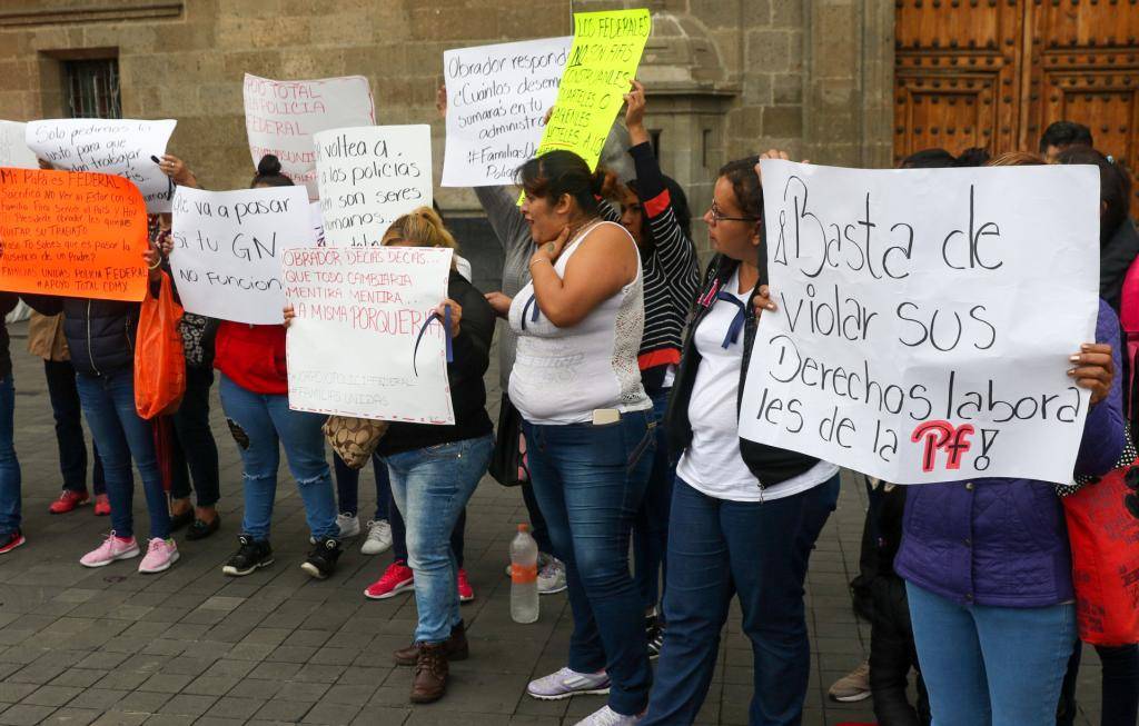Familiares de desaparecidos protestan frente al Palacio Nacional de México