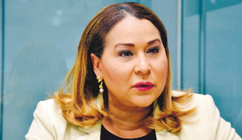 La ministra de la Mujer, Mayra Jiménez, llora mientras habla sobre la casa de acogida para niñas bajo extrema violencia Félix de la cruz