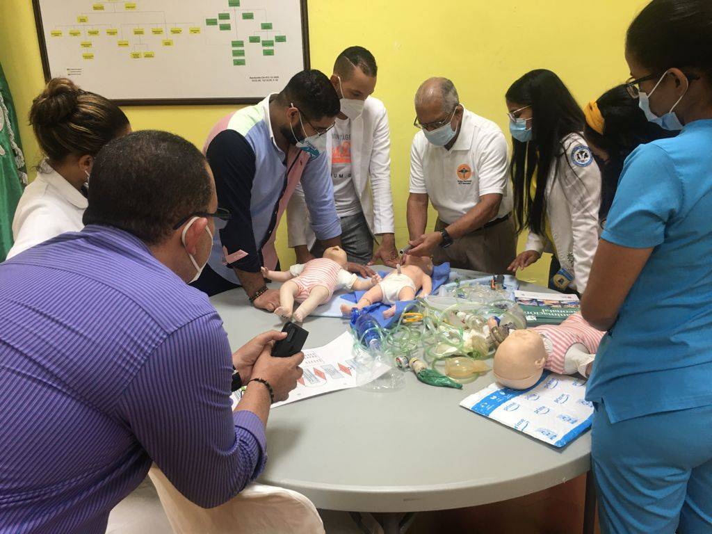 Sociedad de Pediatría imparte curso de RCP neonatal para disminuir muertes en niños
