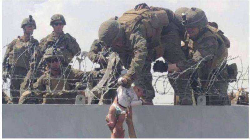 Lo que dijo el soldado que ayudó la bebé que pasaron por encima de cables de púas en Afganistán